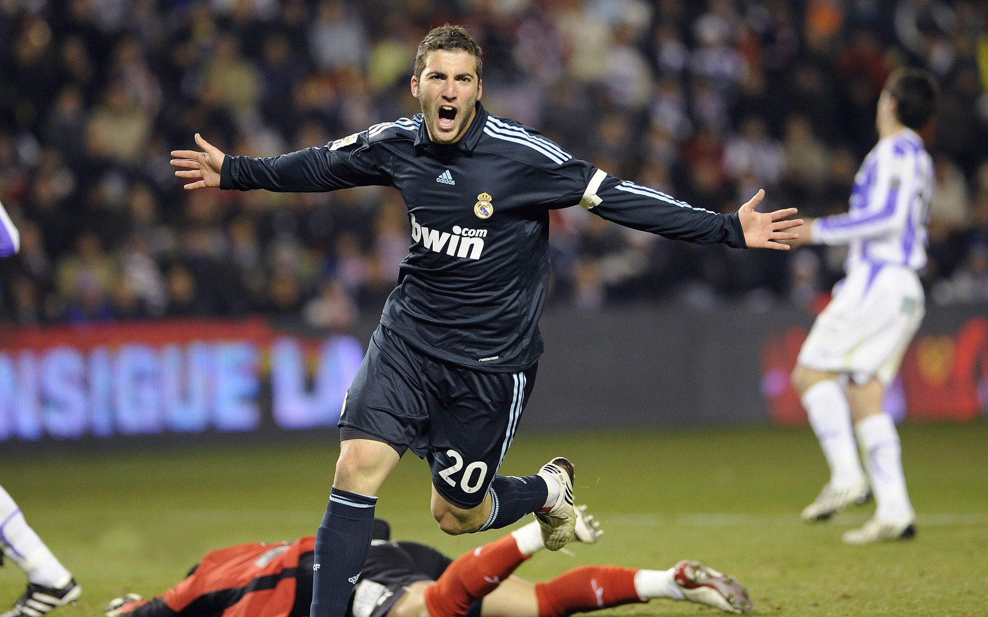 焦点对决：两大豪门队伍激烈交锋，战况激烈！